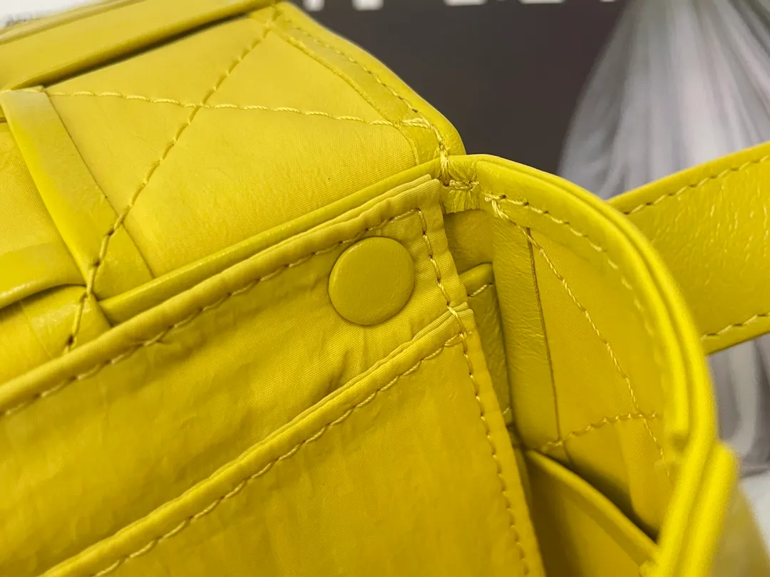 #𝐓𝐇𝐄 𝐁𝐄𝐋𝐓 𝐂𝐀𝐒𝐒𝐄𝐓𝐓𝐄 Checkered waist bag cassette has an updated version🆕The waxed cowhide material is very light and shiny, has a cool feeling, and has the same high-end touch as always. ⚠️The second-generation upgraded version has a long strap of 136cm, tall people can also wear it cross-body at will It is also suitable for boys. It is suitable for couples. It can be used as a handbag, waist bag, crossbody or shoulder bag. It’s small and exquisite, but packs a punch: 💄lipstick 🕶️sunglasses, etc.⋯pack it all! It continues the square shape of the cassette bag and does not deform after loading. It has a very concave shape! Model: 6815# S18.5x5x9.5